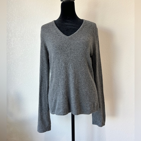 Vintage Gray V Neck Sweater  size large - Picture 1 of 7